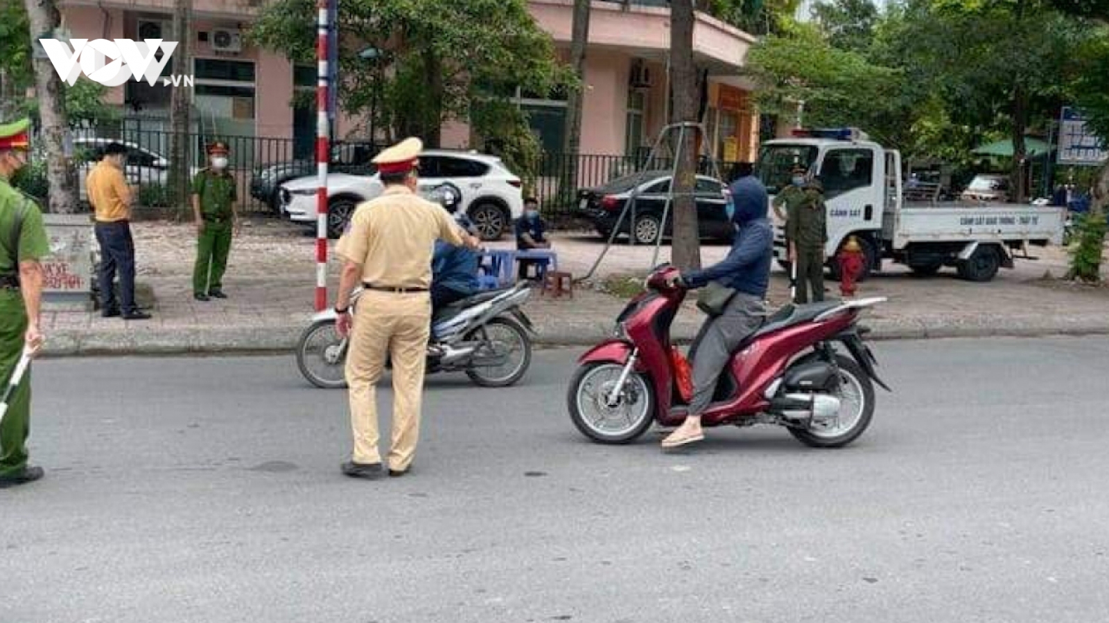 Nóng 24h: Hà Nội xử phạt gần 5 tỷ đồng các vi phạm sau 5 ngày giãn cách xã hội