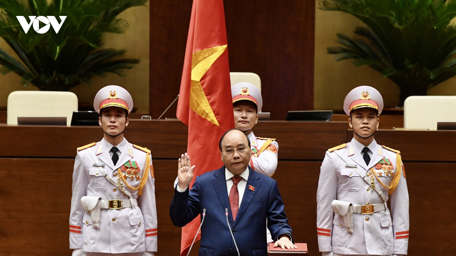 Chủ tịch nước Nguyễn Xuân Phúc tuyên thệ nhậm chức trước Quốc hội