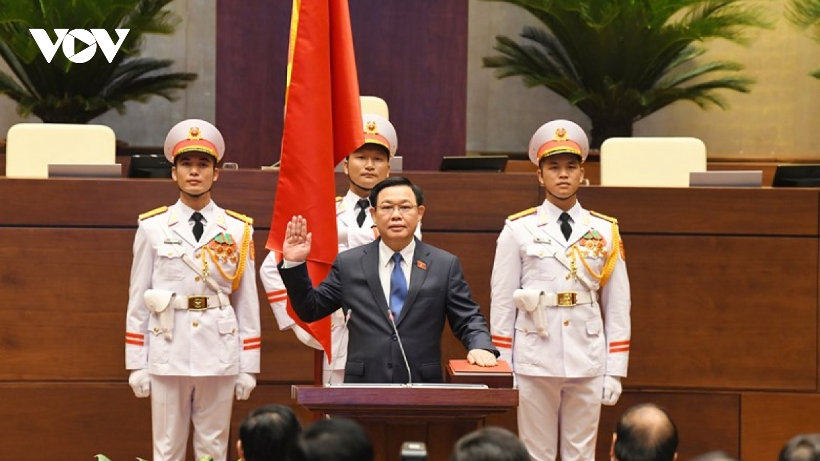 Vuong Dinh Hue sworn in as NA Chairman for second time