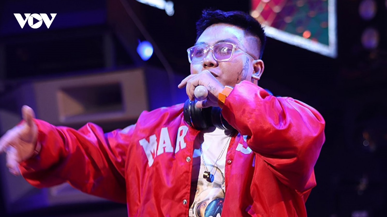 Thí sinh từng khiến Trấn Thành "không vui" bất ngờ chống nạng tái xuất Rap Việt mùa 2