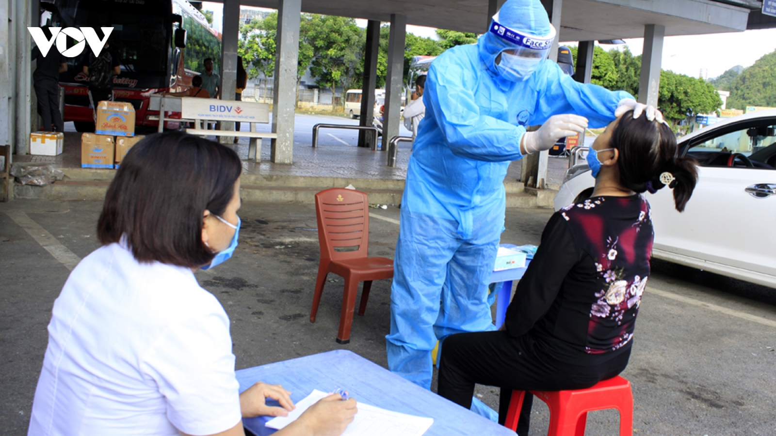 Lai Châu test ngẫu nhiên mẫu COVID-19 tại chợ và bến xe