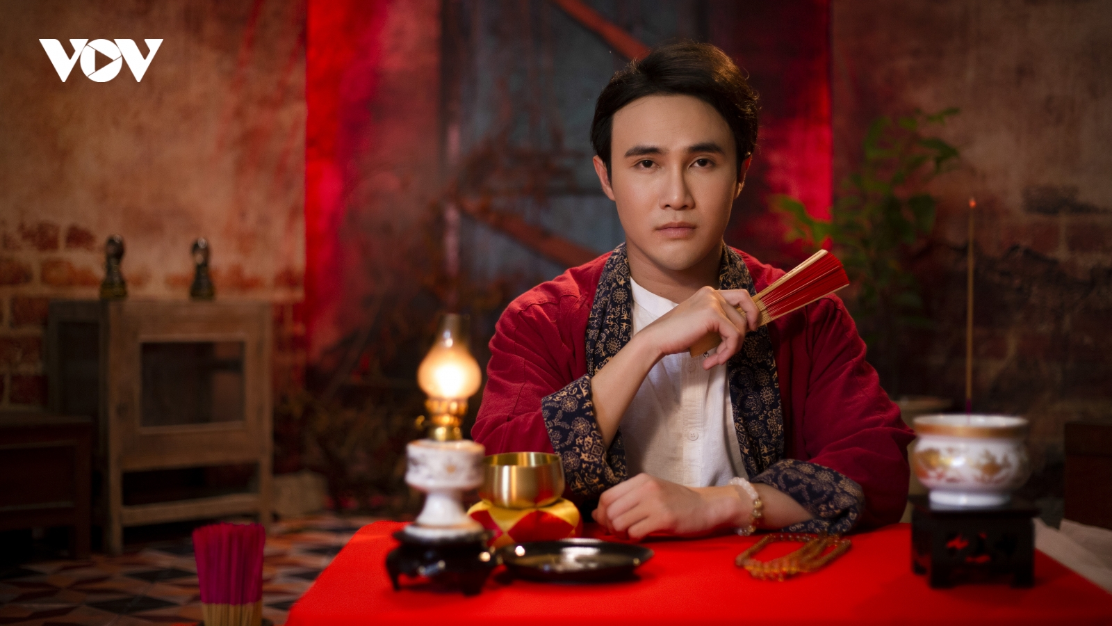 Huỳnh Lập "thôi miên" khán giả với "Một nén nhang"
