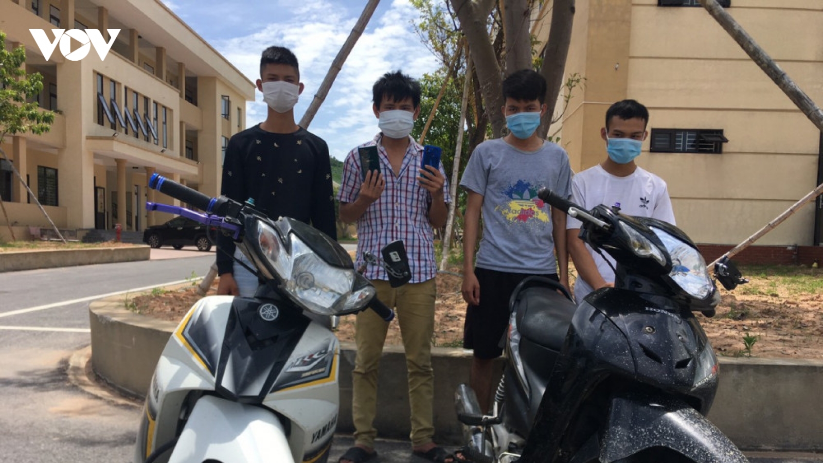Bốn thanh niên chặn đường 2 bé gái cướp tài sản