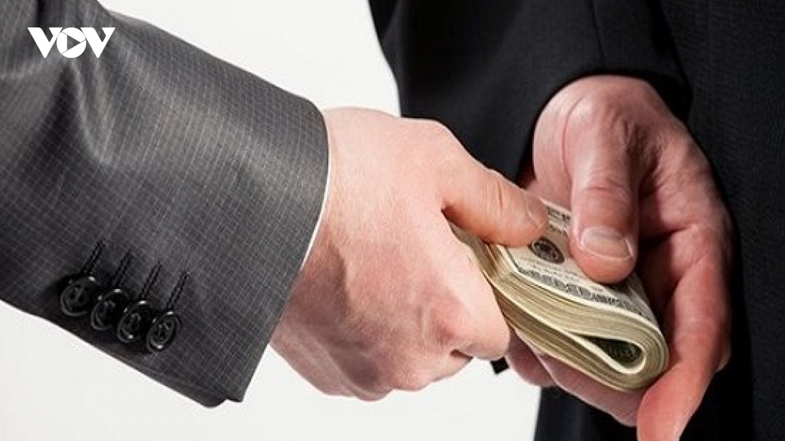 Cùng chiếm đoạt tài sản, tham ô khác lạm dụng tín nhiệm như thế nào?