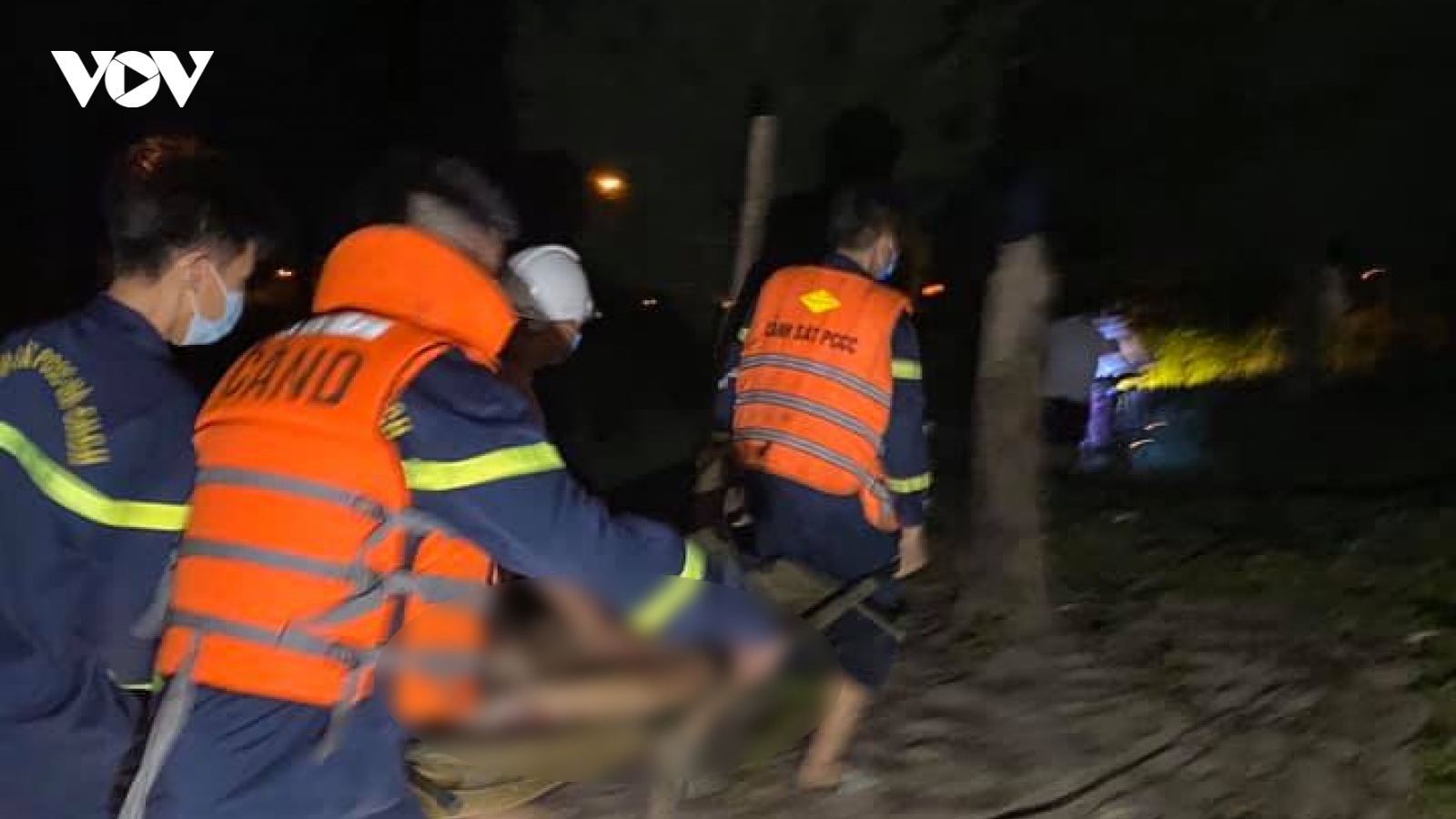 Đi tắm biển hai anh em ruột đuối nước thương tâm