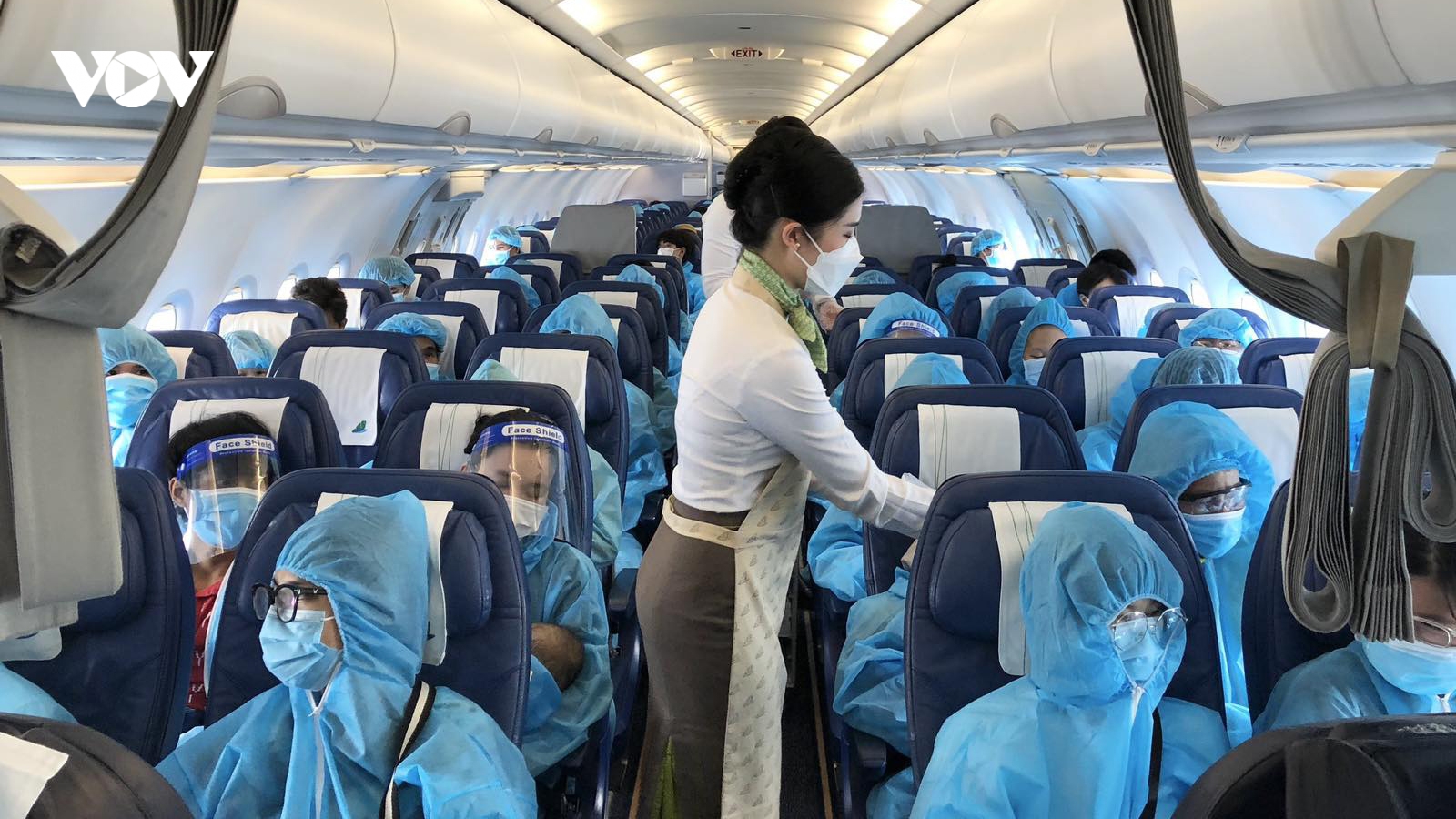 Vỡ oà niềm vui trên chuyến bay Bamboo Airways chở người Gia Lai từ TP.HCM