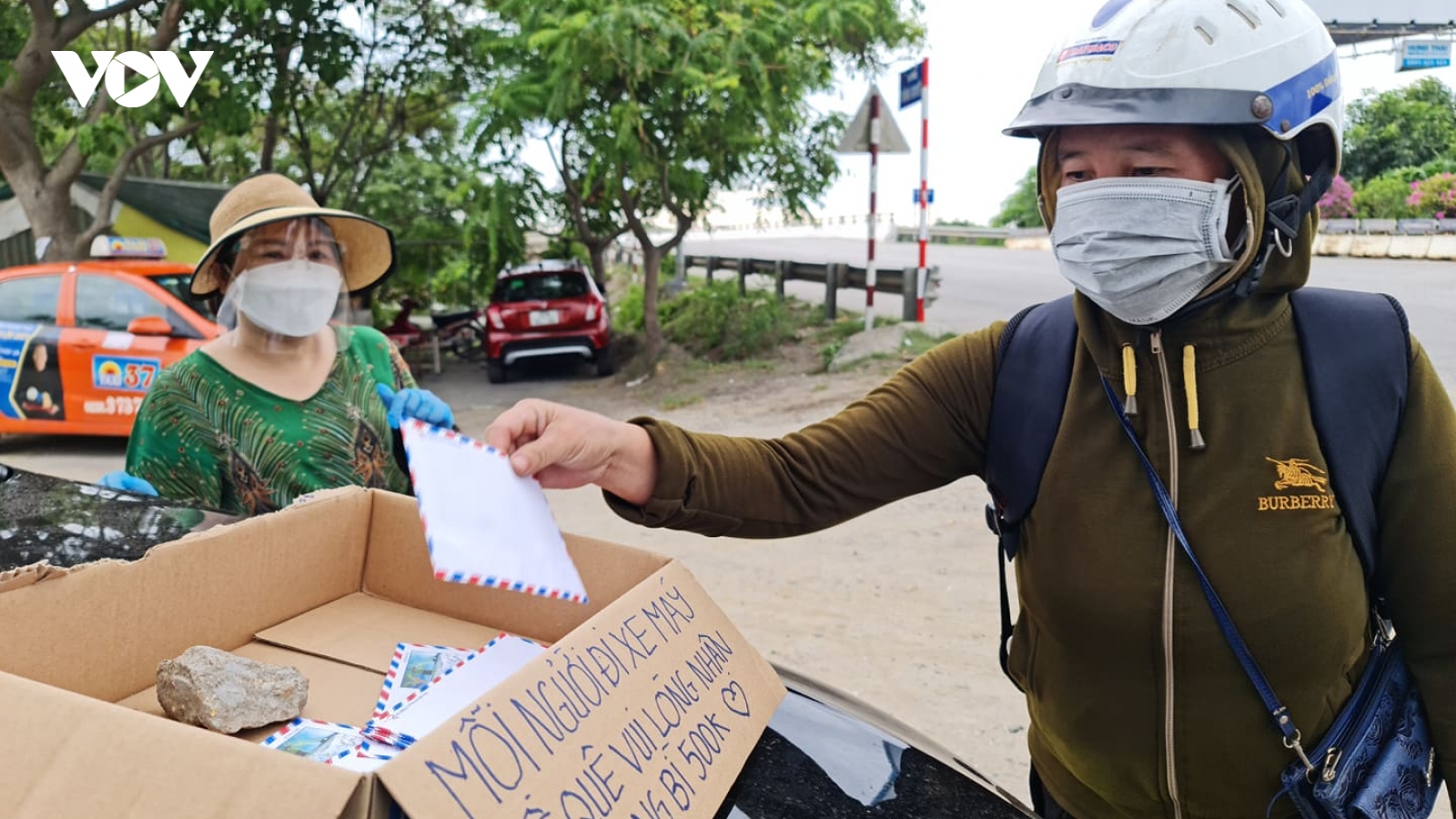 Người phụ nữ chờ đến 12h đêm để hỗ trợ người dân từ các tỉnh phía Nam về quê