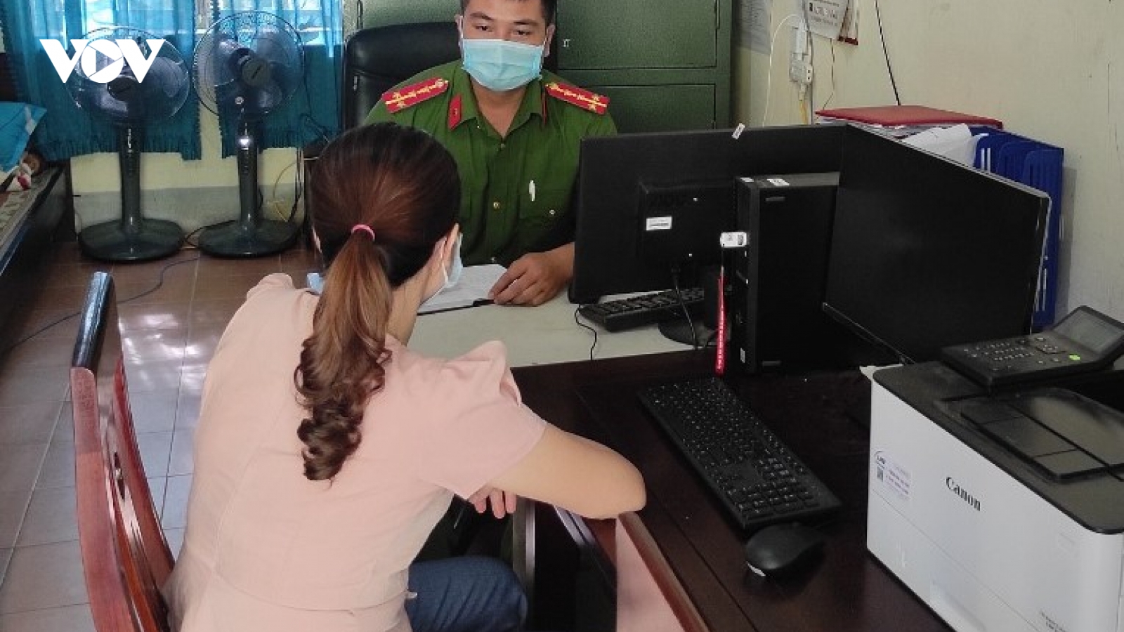 Đại úy công an lao mình xuống dòng nước chảy xiết cứu người phụ nữ bị cuốn trôi