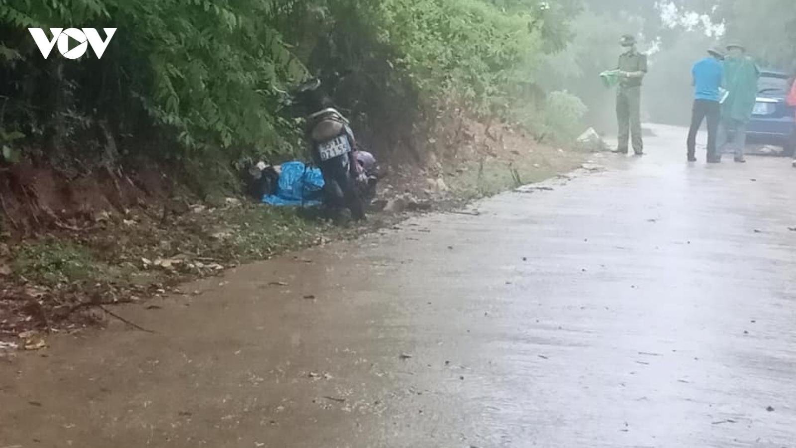 Bàng hoàng phát hiện thi thể người đàn ông bên vệ đường