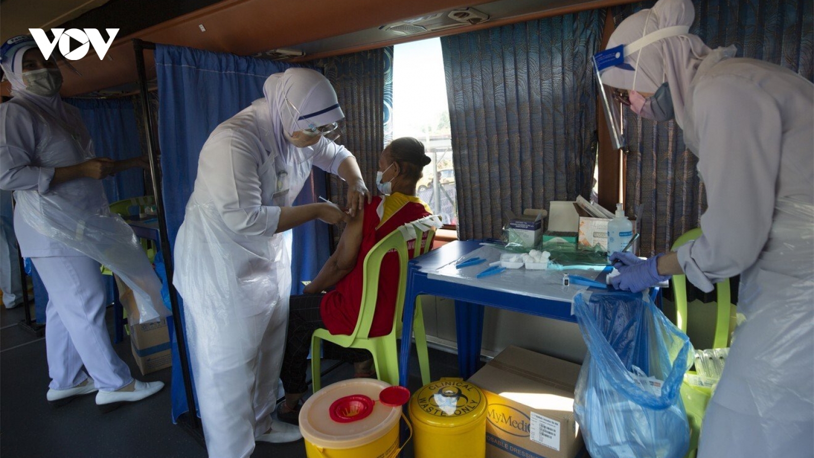 Nhân viên y tế Malaysia bị cáo buộc sử dụng ống vaccine rỗng tiêm cho người dân