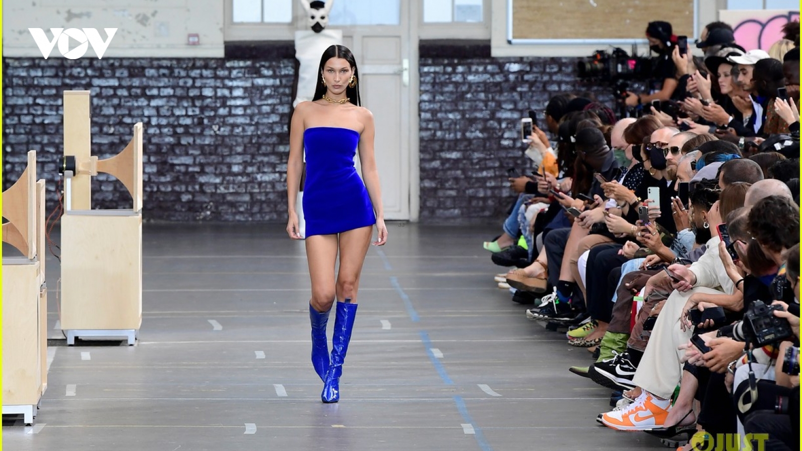 Bella Hadid "chiếm sóng" trong show diễn thời trang của nhà mốt Virgil Abloh