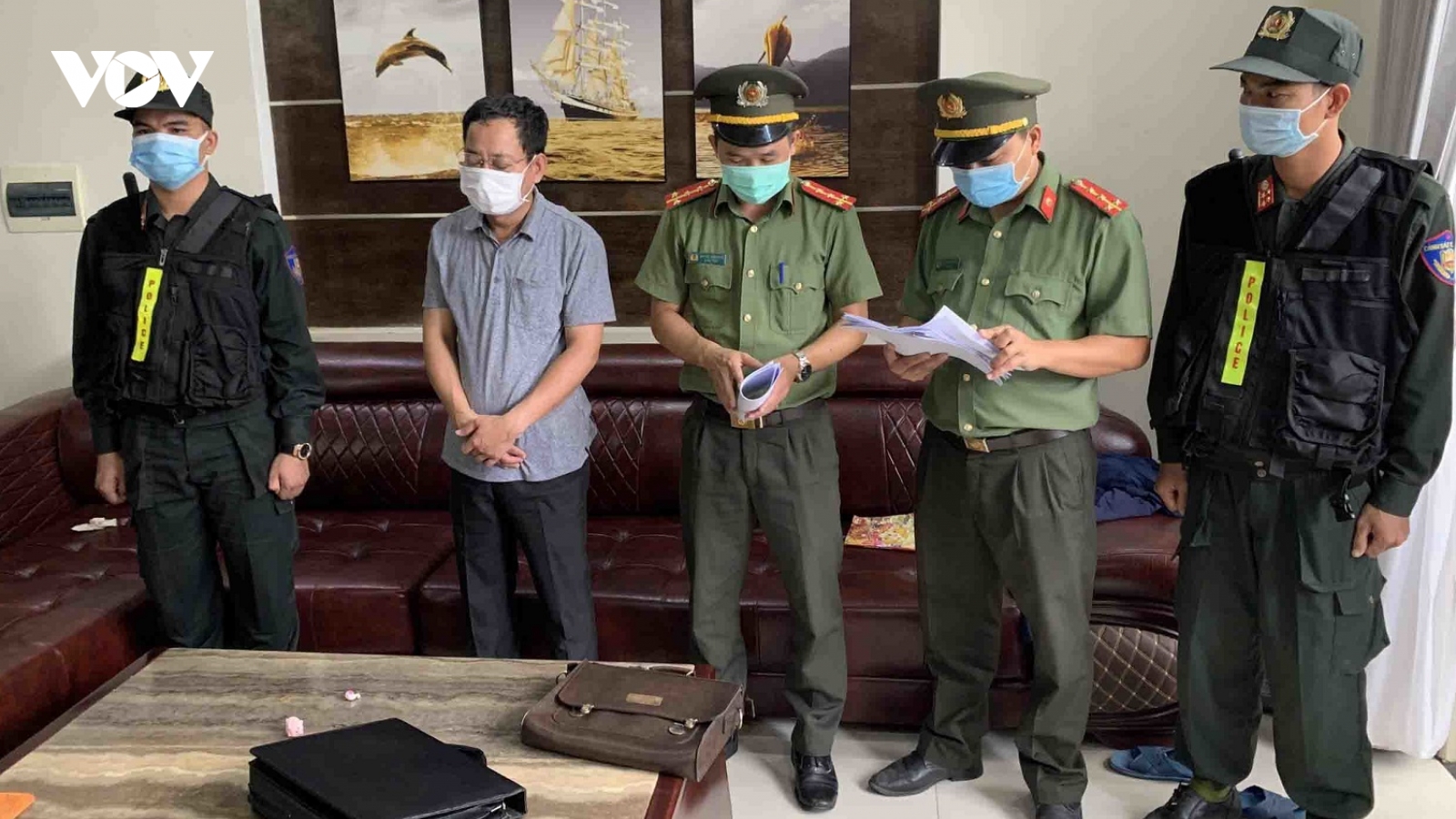 Bắt tạm giam chánh văn phòng Cảng Hàng không Quốc tế Phú Bài 