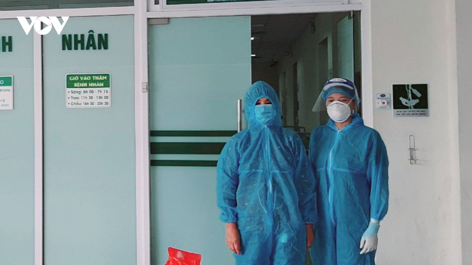 2 bệnh nhân COVID-19 từng nguy kịch được xuất viện