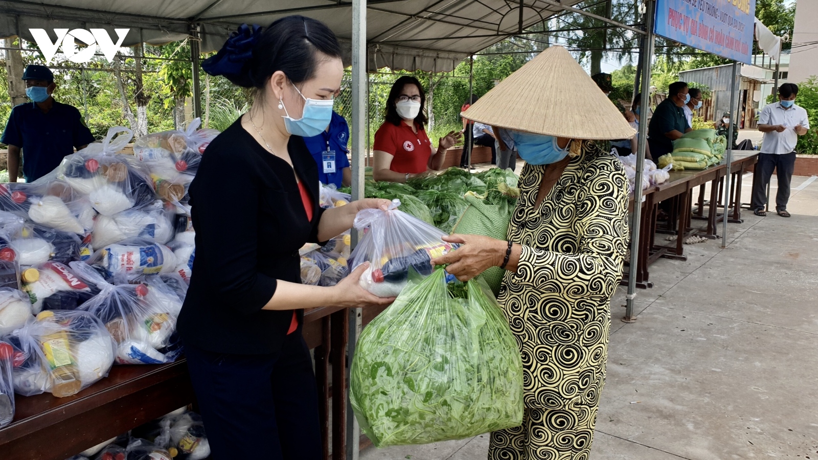 Chuyến xe nghĩa tình, gian hàng 0 đồng, bánh mì 0 đồng làm ấm lòng người trong dịch bệnh