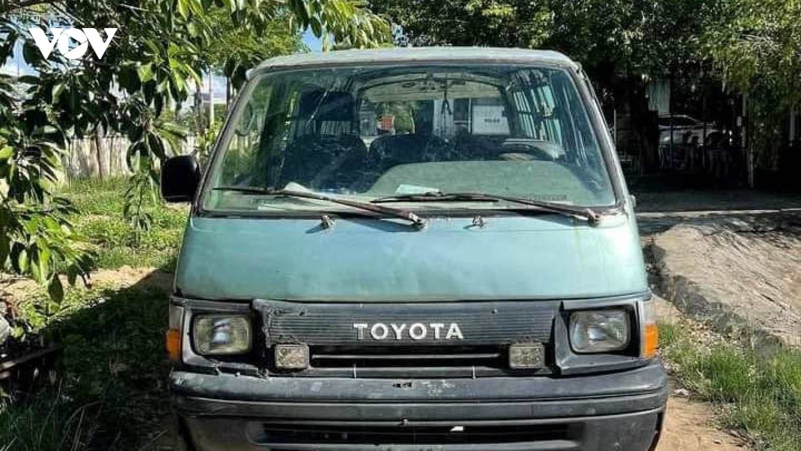 Vượt chốt kiểm soát chống dịch, tài xế bỏ lại ô tô chạy trốn