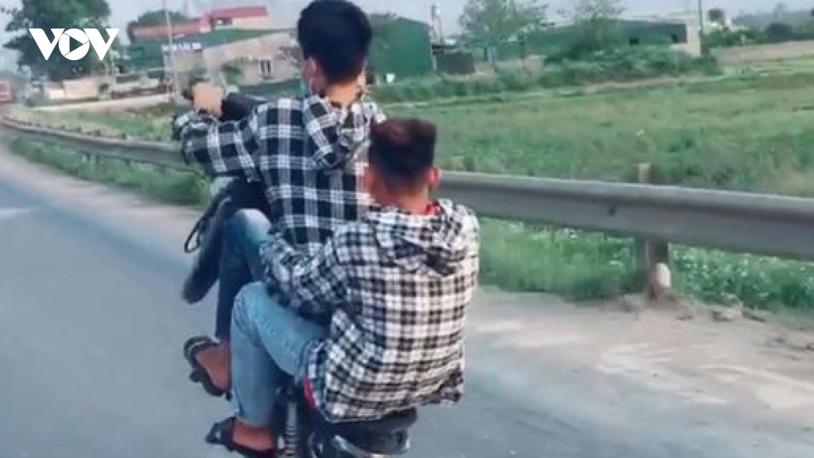 2 "quái xế" đầu không đội mũ, phóng xe như bay còn khoe clip trên mạng