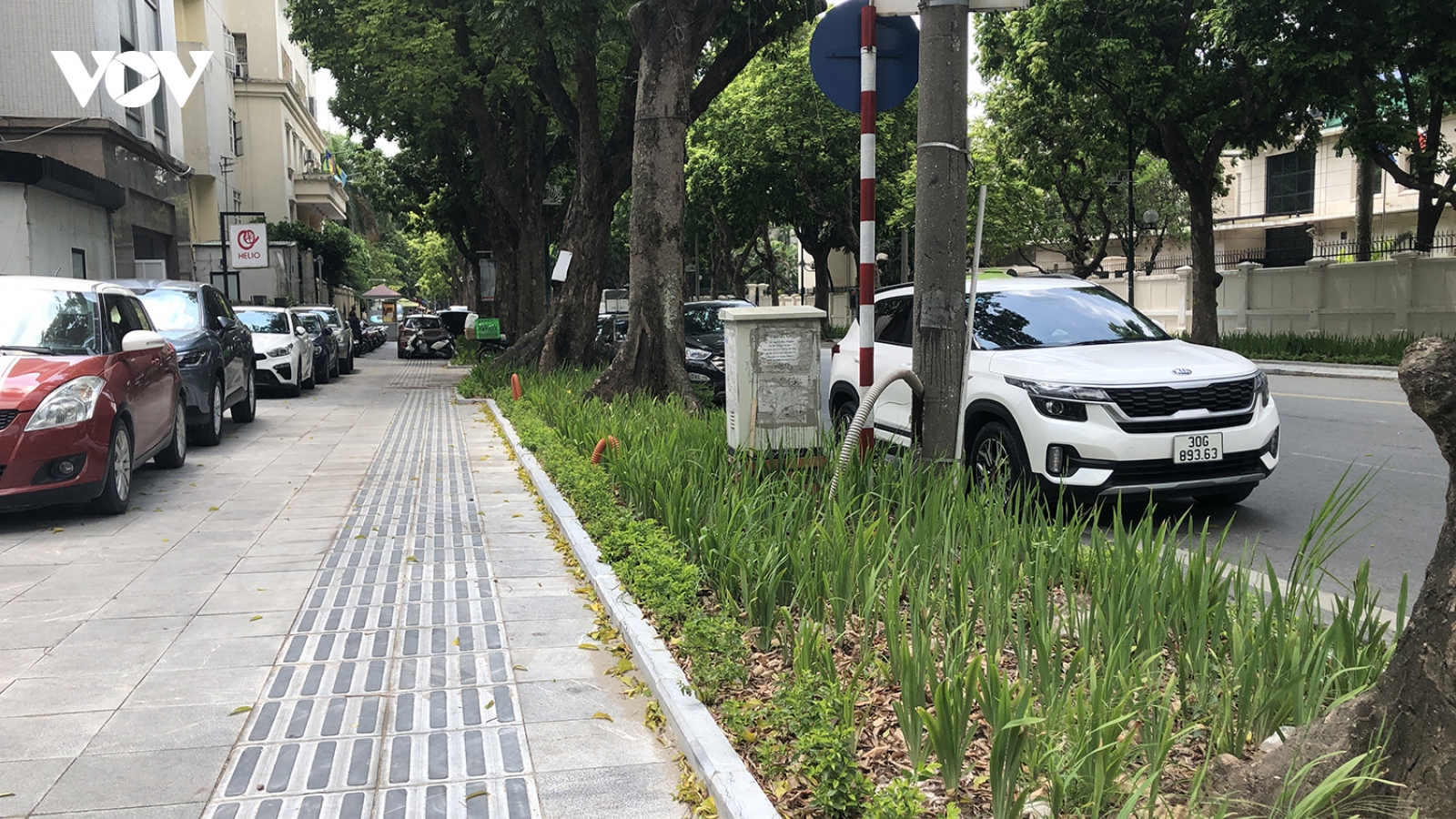 Một số tuyến phố Hà Nội bị xén vỉa hè để làm bồn hoa