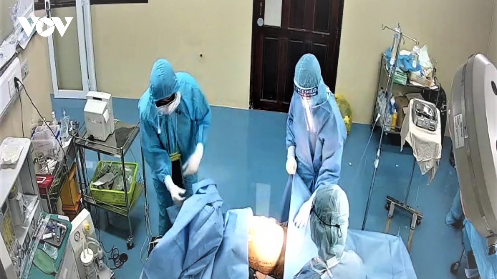 Khẩn cấp phối hợp phẫu thuật cứu sống bệnh nhân mắc Covid-19 bị thủng dạ dày, nguy kịch