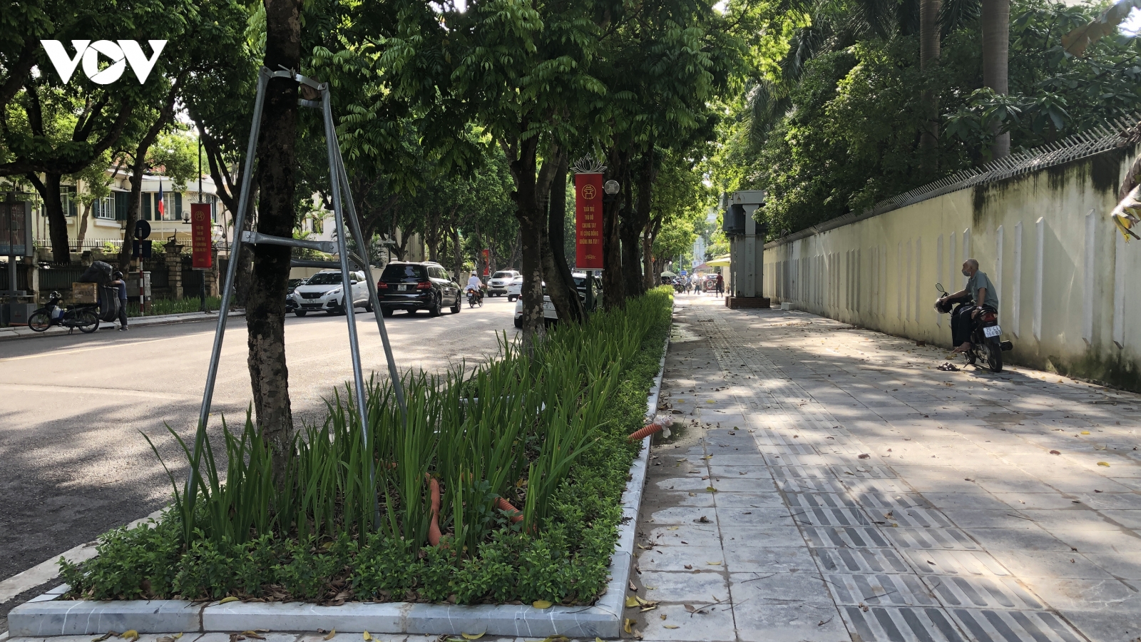 Hà Nội xén vỉa hè một số tuyến phố để làm bồn hoa