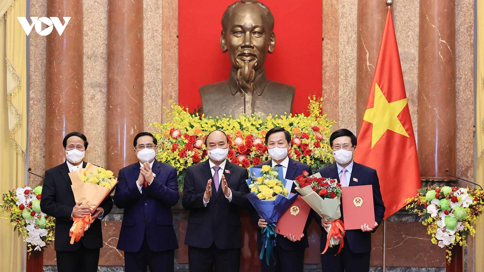 Chủ tịch nước Nguyễn Xuân Phúc trao Quyết định bổ nhiệm cho các thành viên Chính phủ