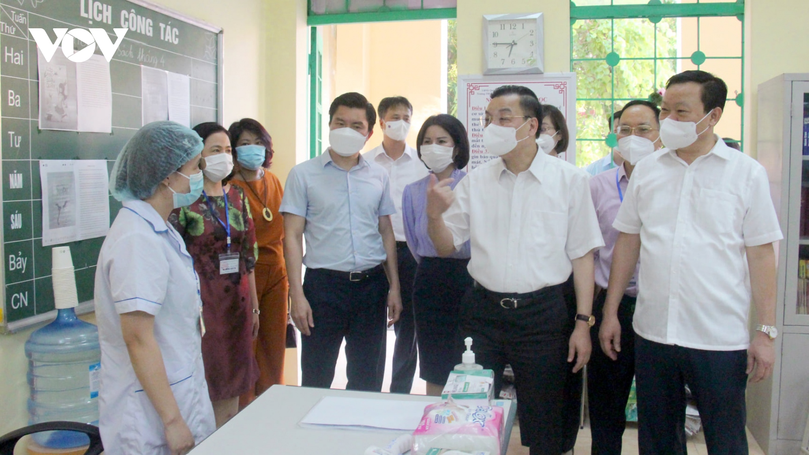 Chủ tịch Hà Nội đi kiểm tra công tác phòng dịch tại điểm thi tốt nghiệp THPT