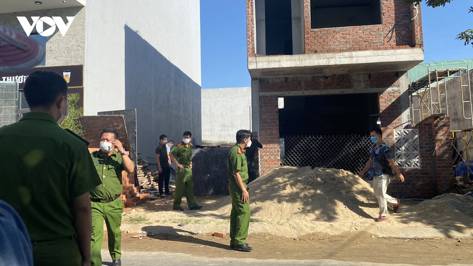 Phát hiện thanh niên tử vong nằm trên lô đất trống