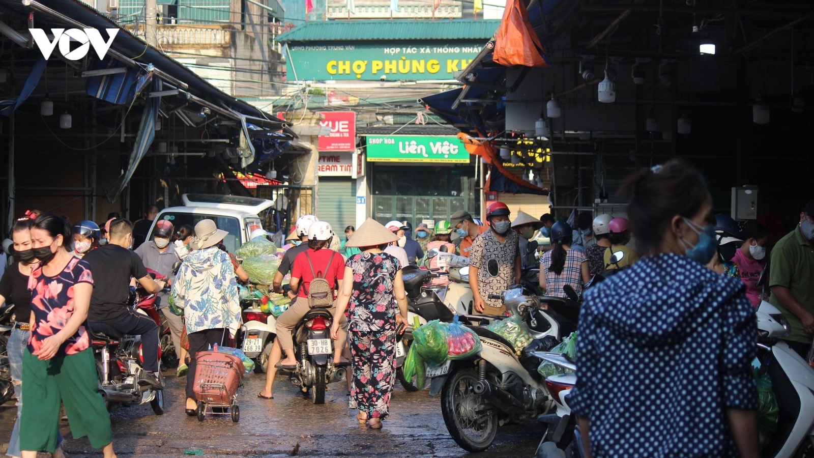 Chợ dân sinh Hà Nội đông nghẹt người, bất chấp Chỉ thị 16