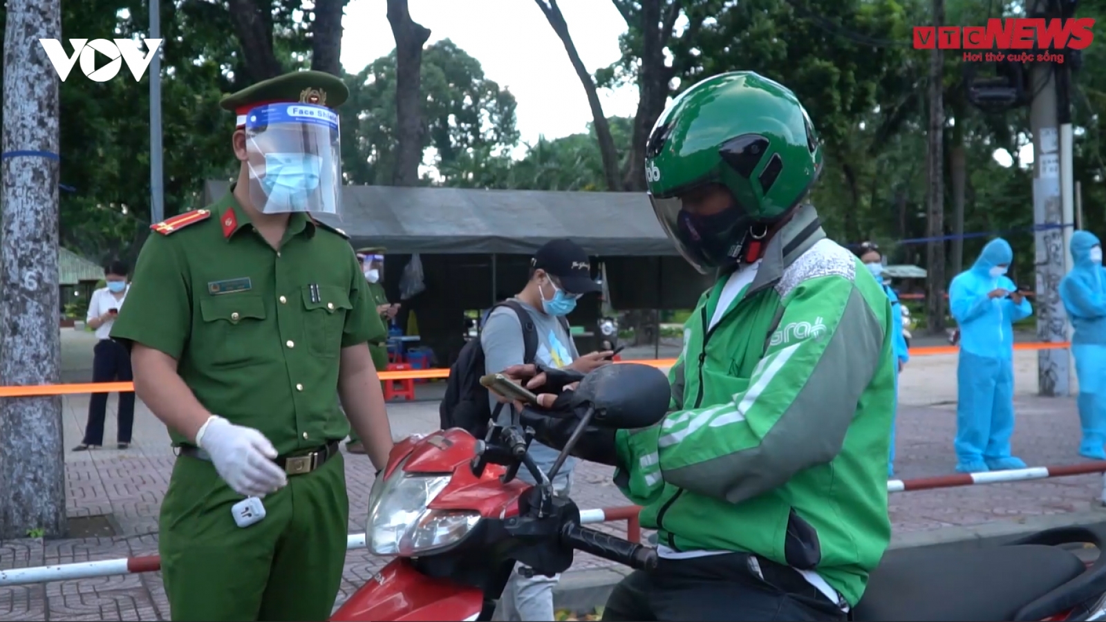 Video: Ra đường sau 18h, nhiều người ở TP.HCM bị xử phạt