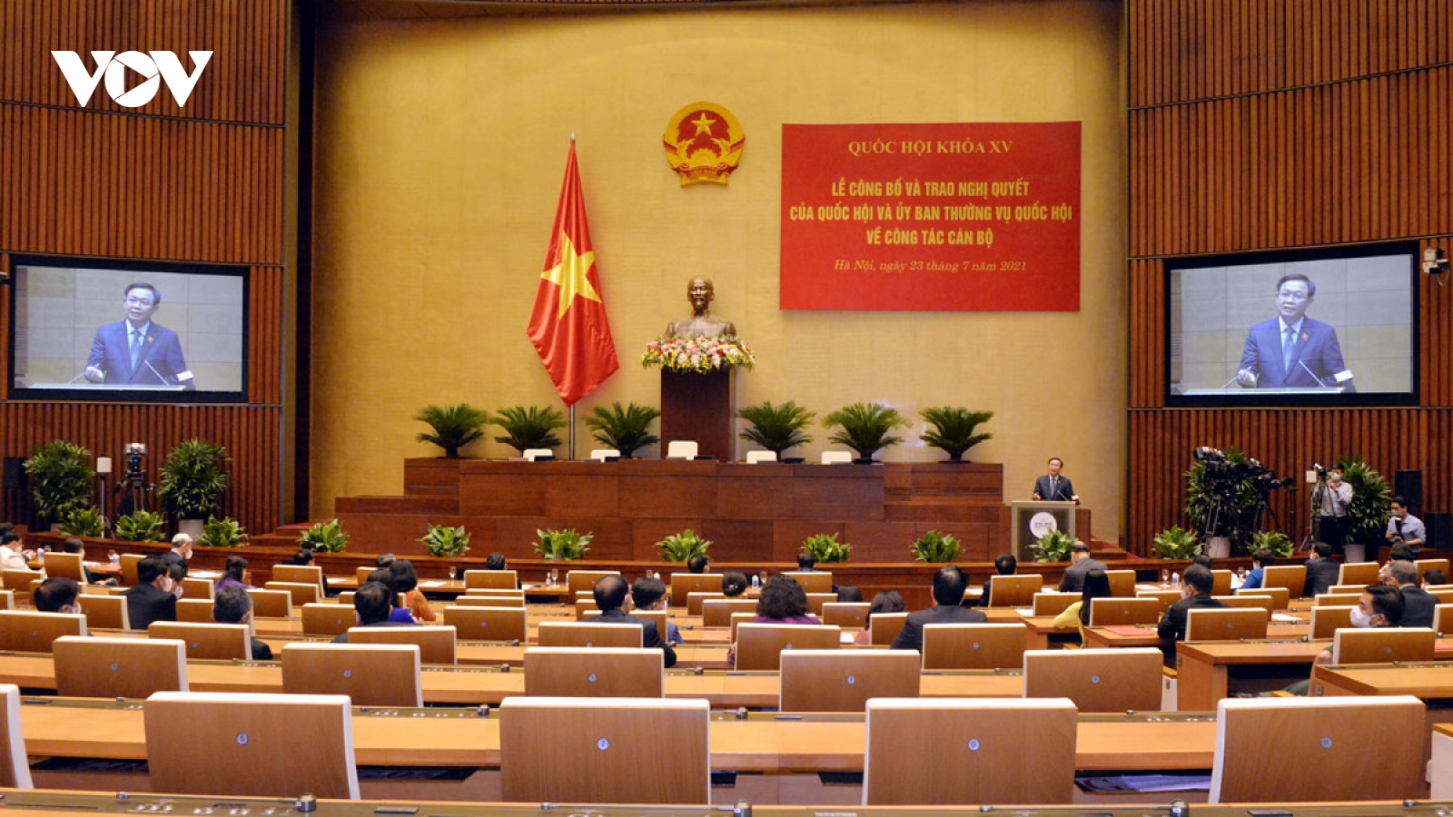 Chủ tịch Quốc hội Vương Đình Huệ trao Nghị quyết về công tác cán bộ
