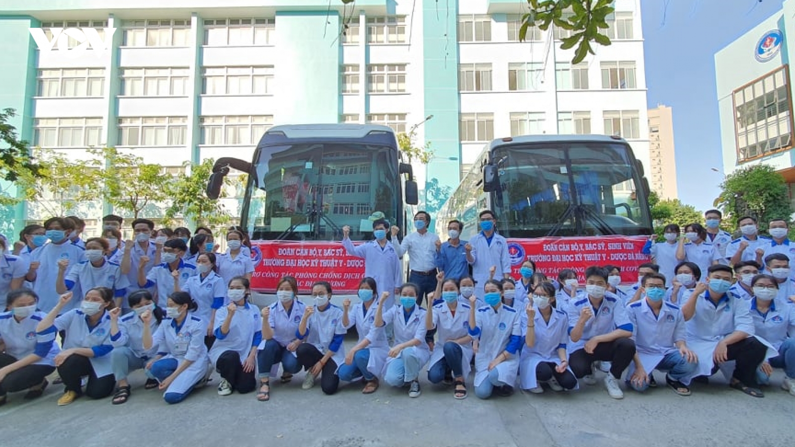 Hơn 100 cán bộ, sinh viên y khoa Đà Nẵng lên đường hỗ trợ Phú Yên chống dịch