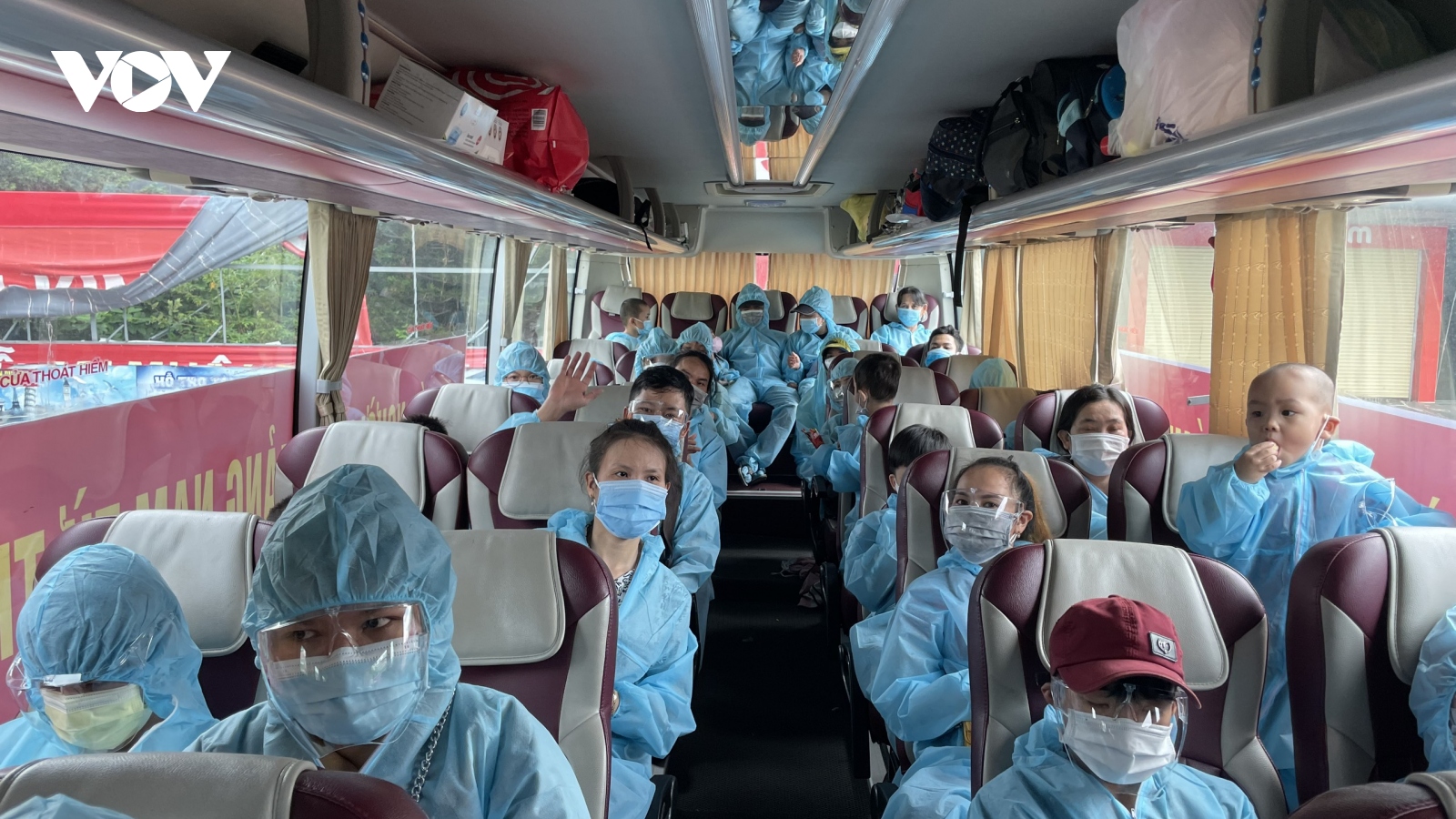 Những chuyến xe đón người dân từ thành phố Hồ Chí Minh về đến Quảng Nam