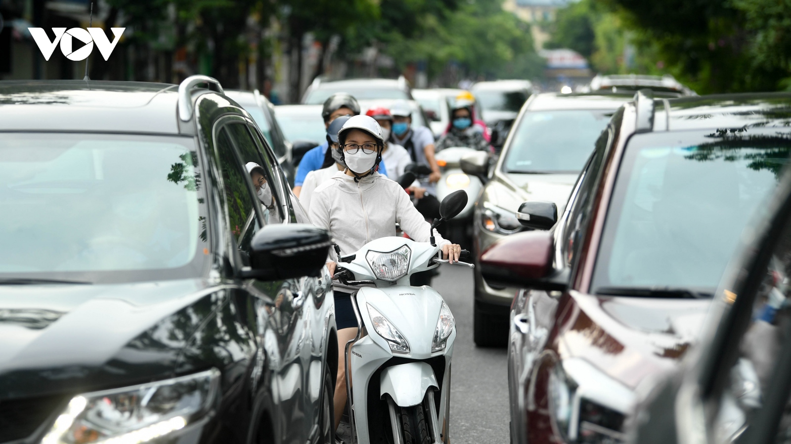 Người Hà Nội vẫn ra đường đông trong ngày đầu đi làm khi thực hiện giãn cách xã hội