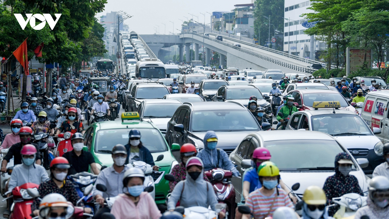 Hà Nội vẫn ùn tắc giao thông giờ cao điểm như chưa hề có giãn cách