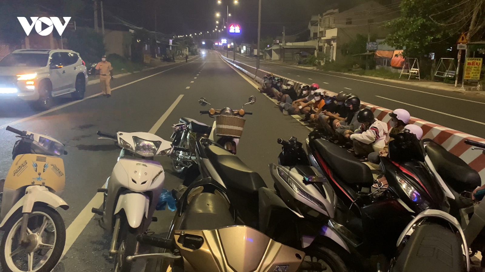 Bắt nhóm thanh niên đua xe trái phép tại Bình Thuận