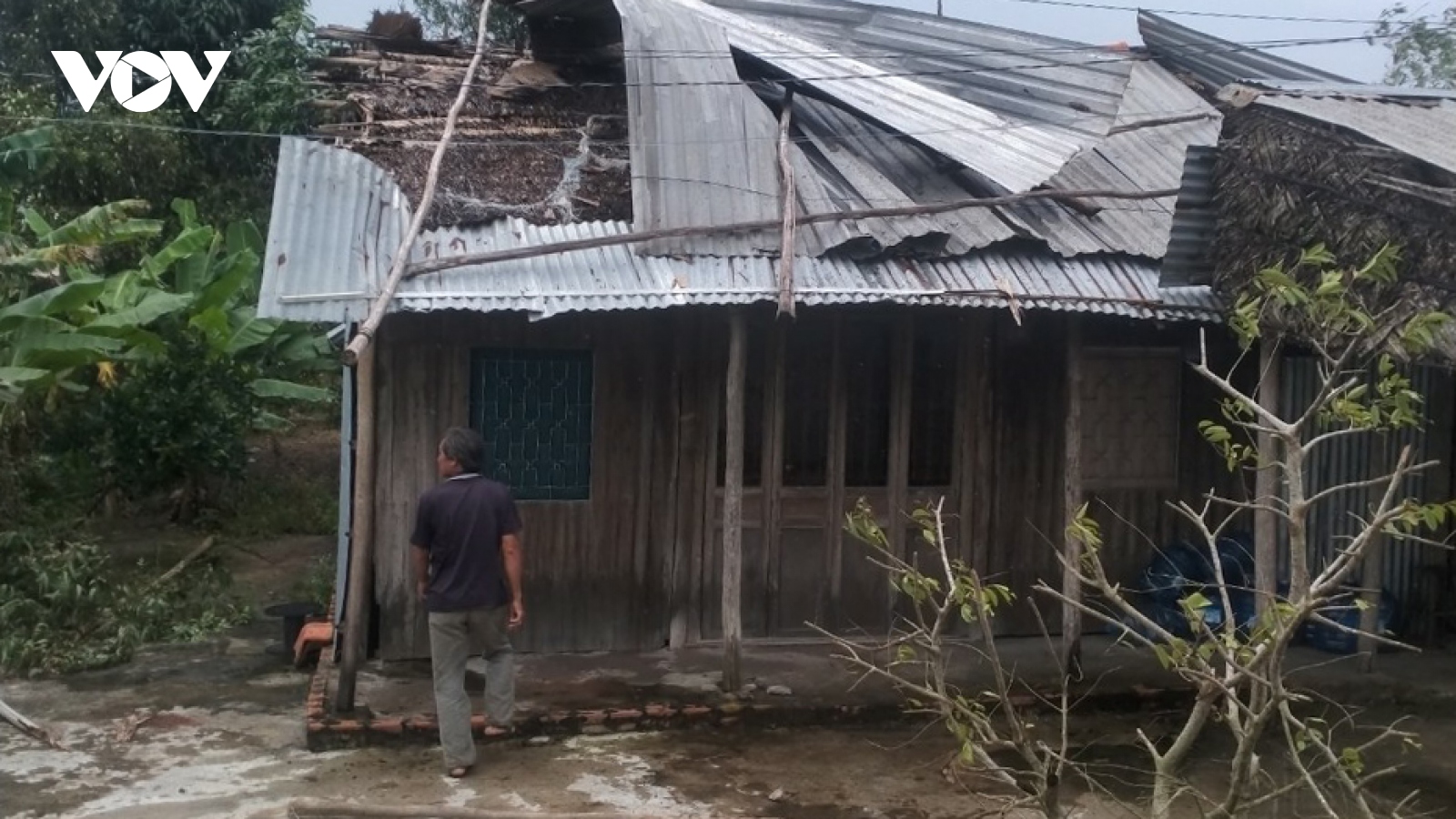 Dông lốc ở Tiền Giang gây thiệt hại nhiều nhà dân