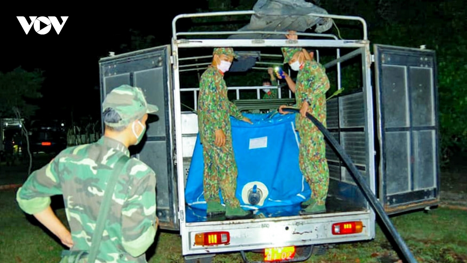 Sư đoàn Bộ binh 2 (Quân khu 5) tiến hành phun khử khuẩn vùng dịch tại Gia Lai