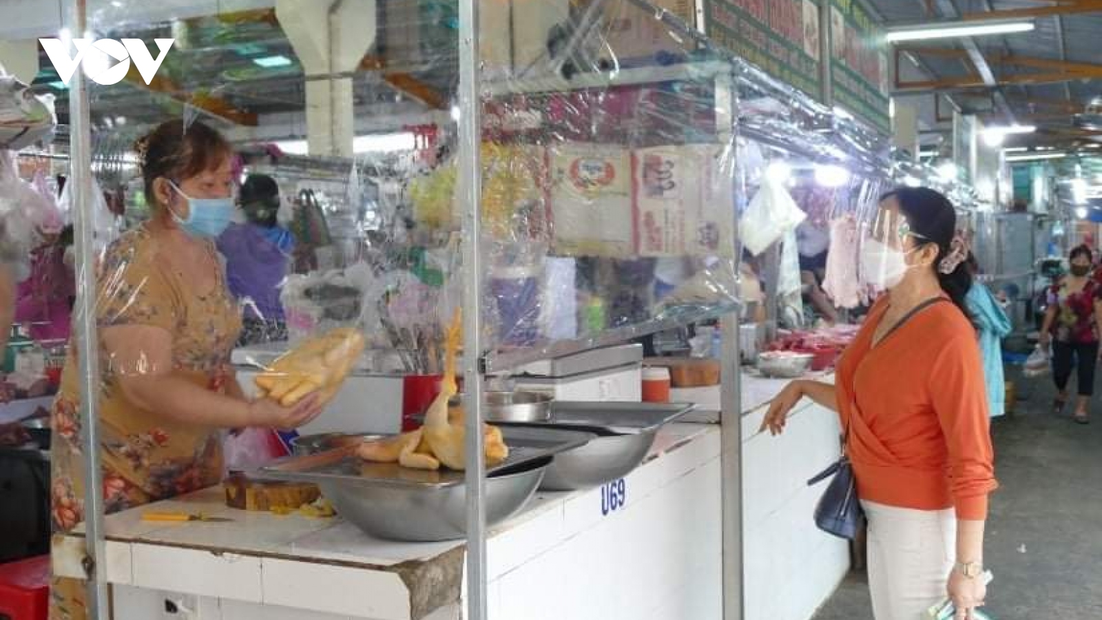 Một số chợ truyền thống ở TP.HCM mở cửa trở lại, nơi đông nơi thưa vắng