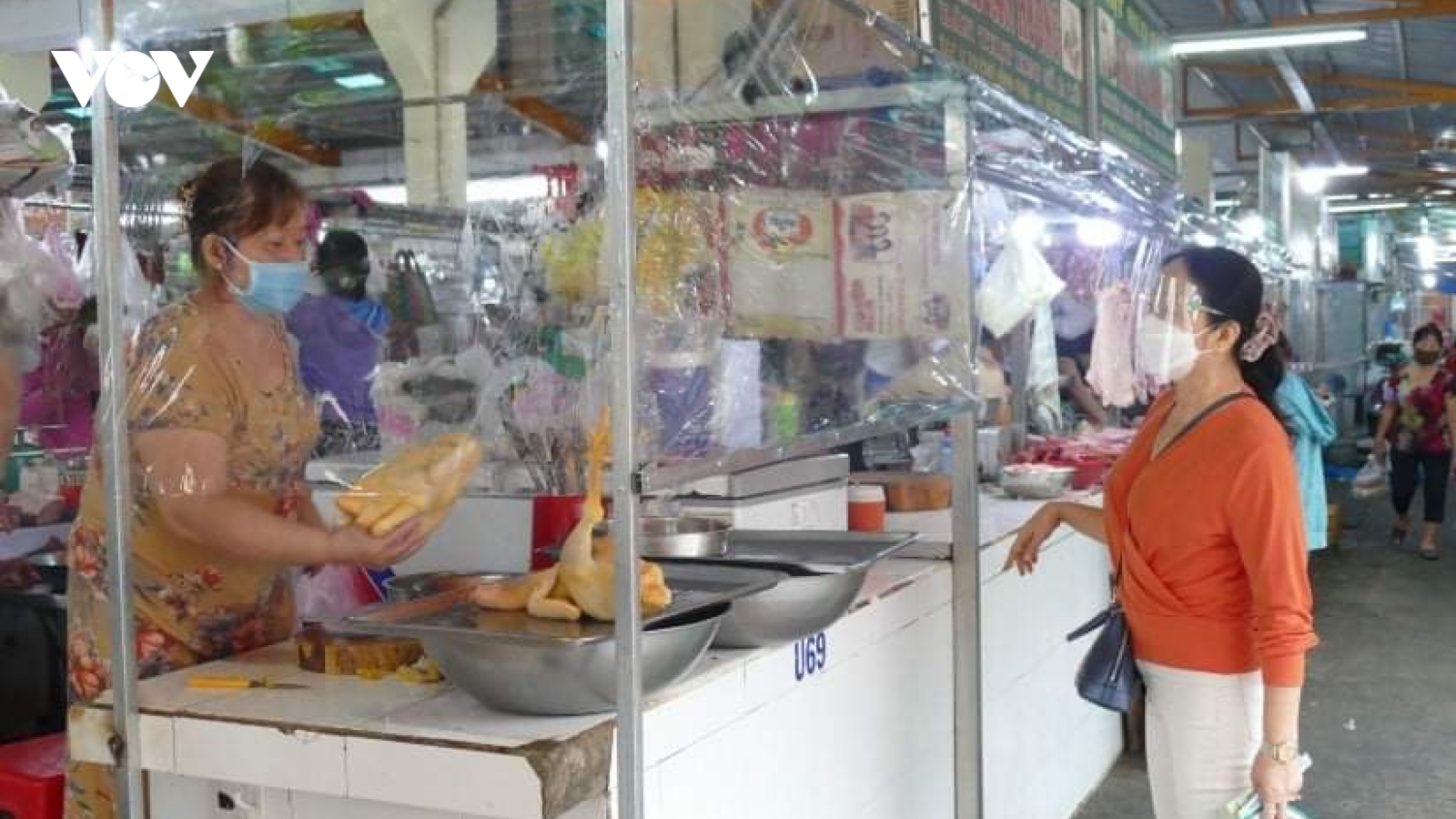 Một số chợ truyền thống ở TP.HCM mở cửa trở lại, nơi đông nơi thưa vắng