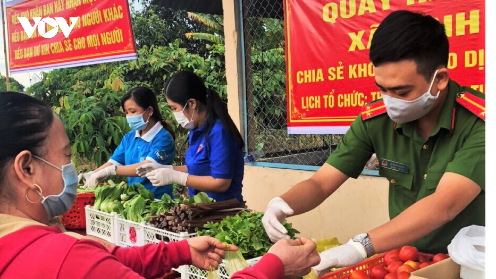 “Gian hàng 0 đồng”, “Chuyến xe 0 đồng” giúp người dân an tâm giãn cách