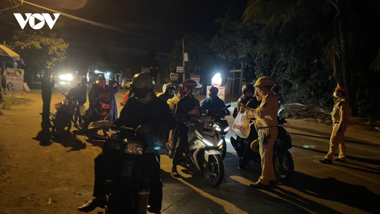 Cảnh sát giao thông trắng đêm dẫn đoàn người từ TP.HCM về quê đi qua Đà Nẵng 