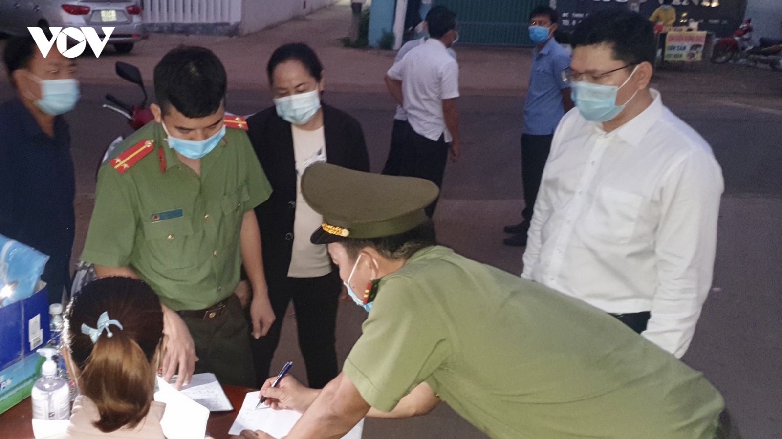 Khen thưởng nhân viên y tế kịp thời ngăn chặn chuỗi lây nhiễm trong cộng đồng