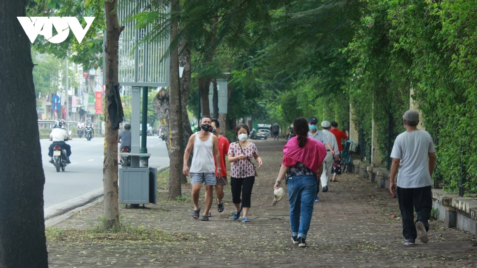 Hà Nội dừng tất cả dịch vụ không thiết yếu, người dân hạn chế ra khỏi nhà từ 0h ngày 19/7