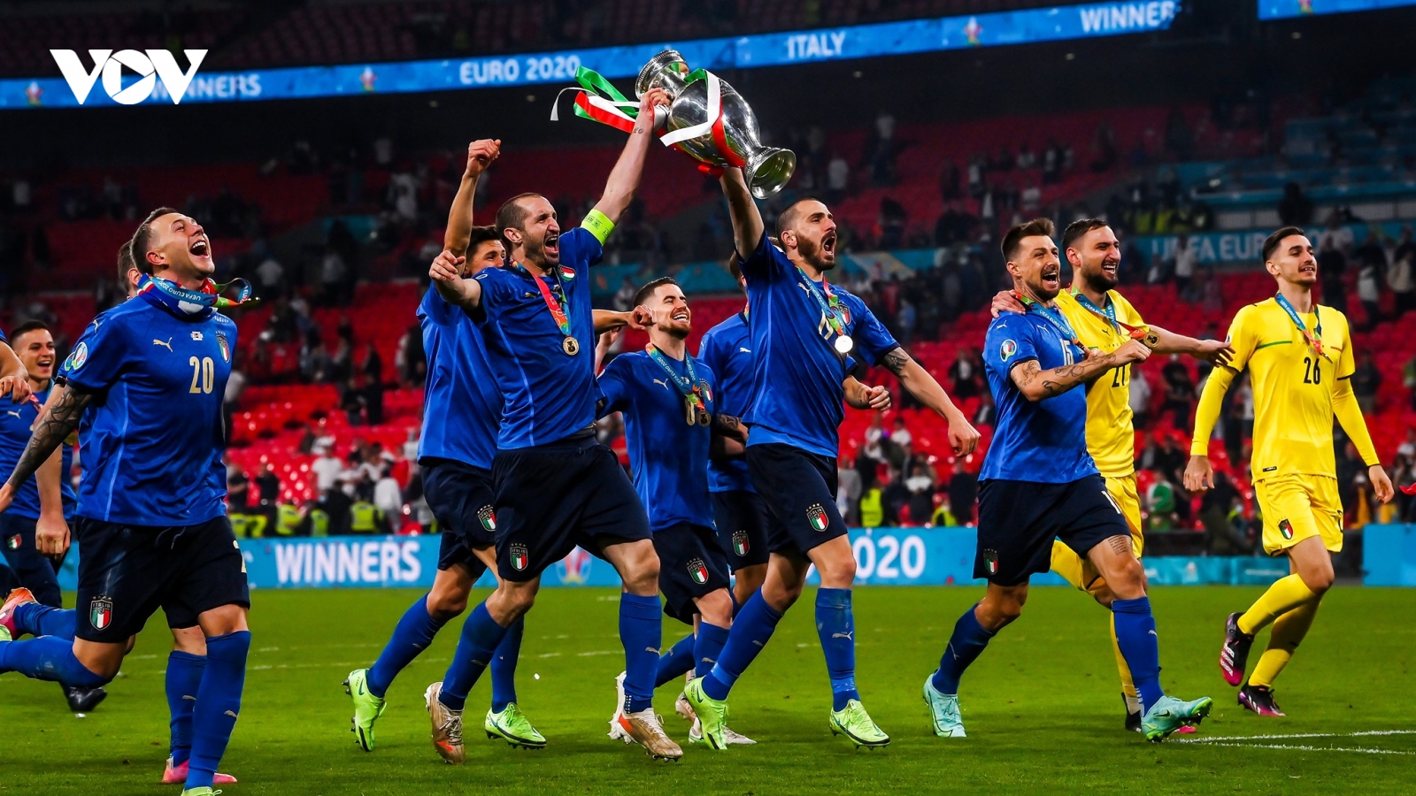 Cận cảnh: ĐT Italia nâng cúp, ăn mừng chức vô địch EURO 2021
