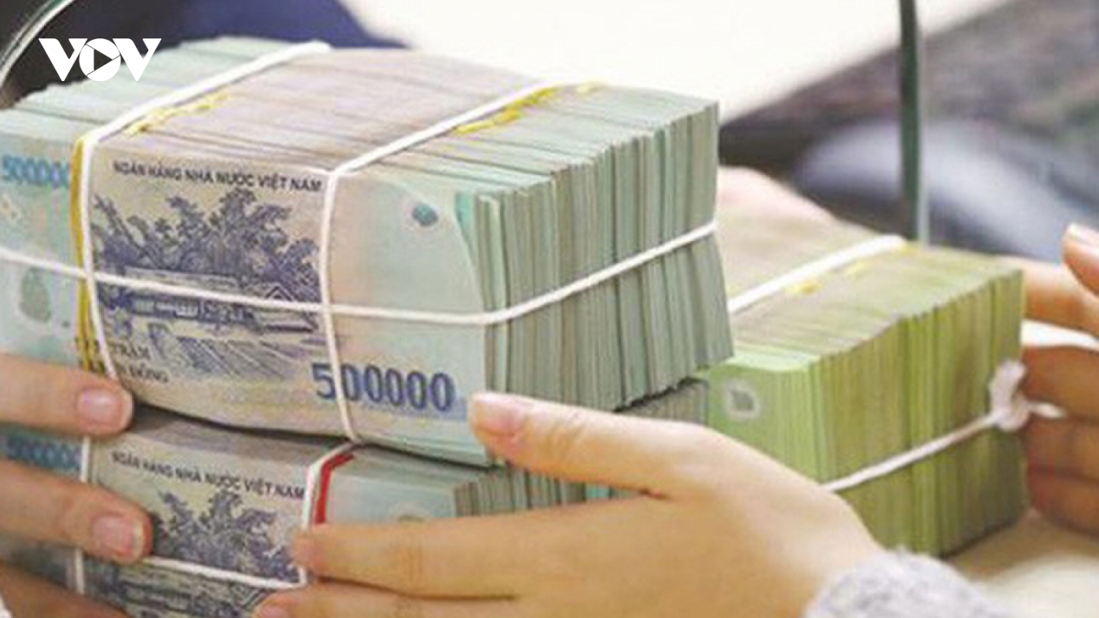Giảm ngay lãi suất cho vay trong tháng 7: Có khả thi?