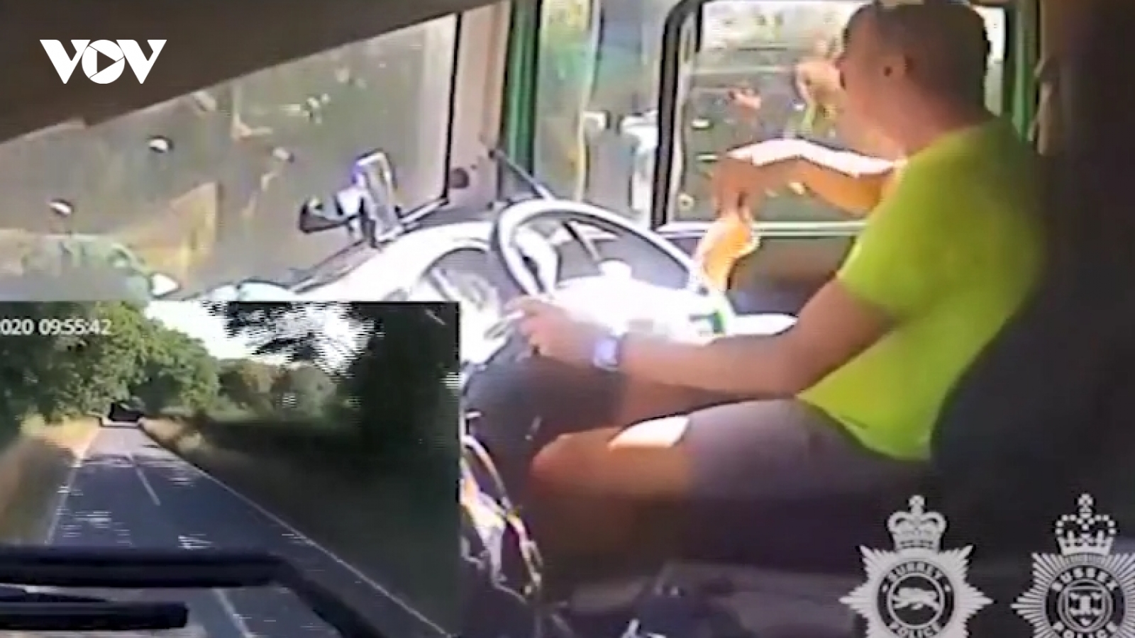 Video: Tài xế lái xe tải siêu cẩu thả với 42 lỗi rồi tông thẳng vào xe chở tù nhân
