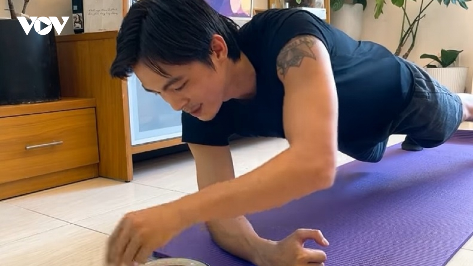 Thiên Vương MTV, Phạm Lịch, Vũ Thảo My vừa tập thể dục vừa hát hit trong nhà