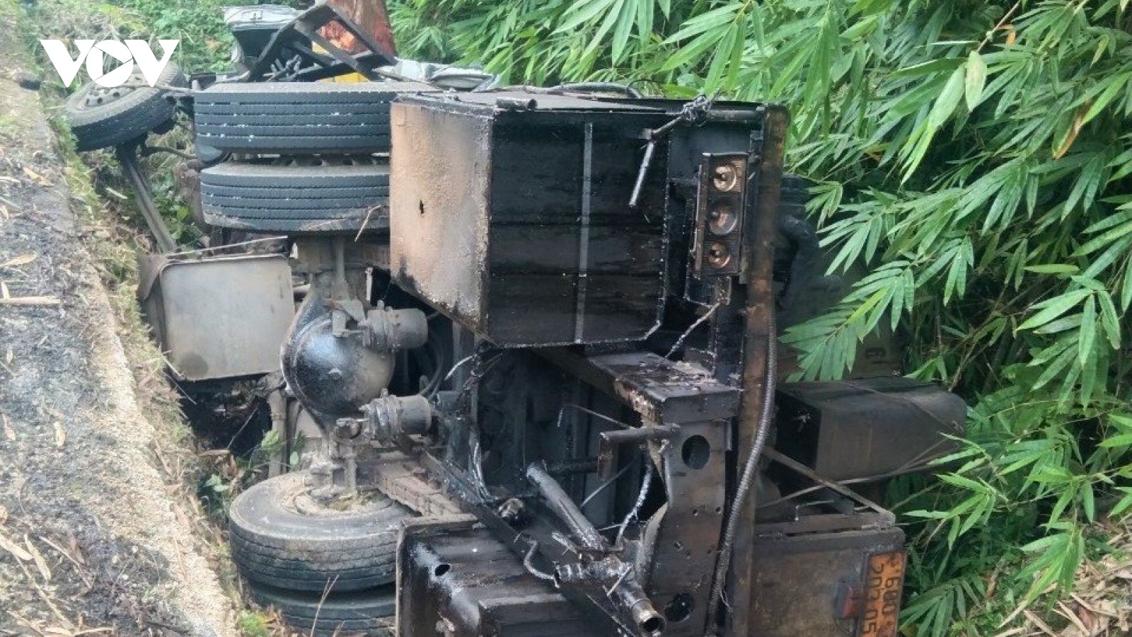 Lật xe tải trên đèo Bảo Lộc (Lâm Đồng) khiến 3 người thương vong