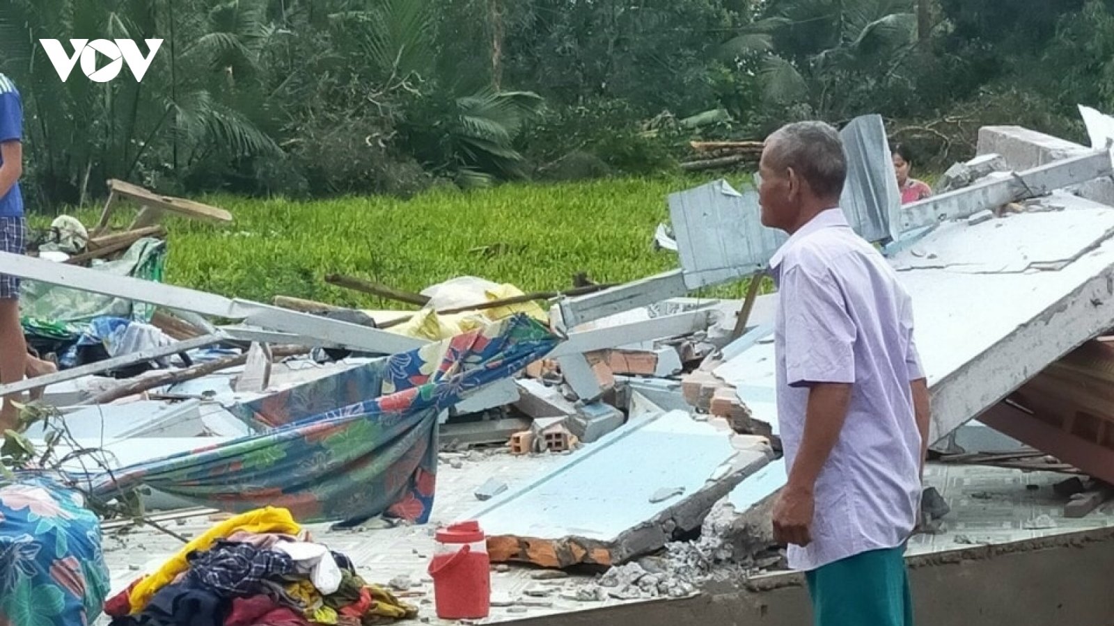 Lốc xoáy làm sập, tốc mái 62 căn nhà và làm 15 người bị thương