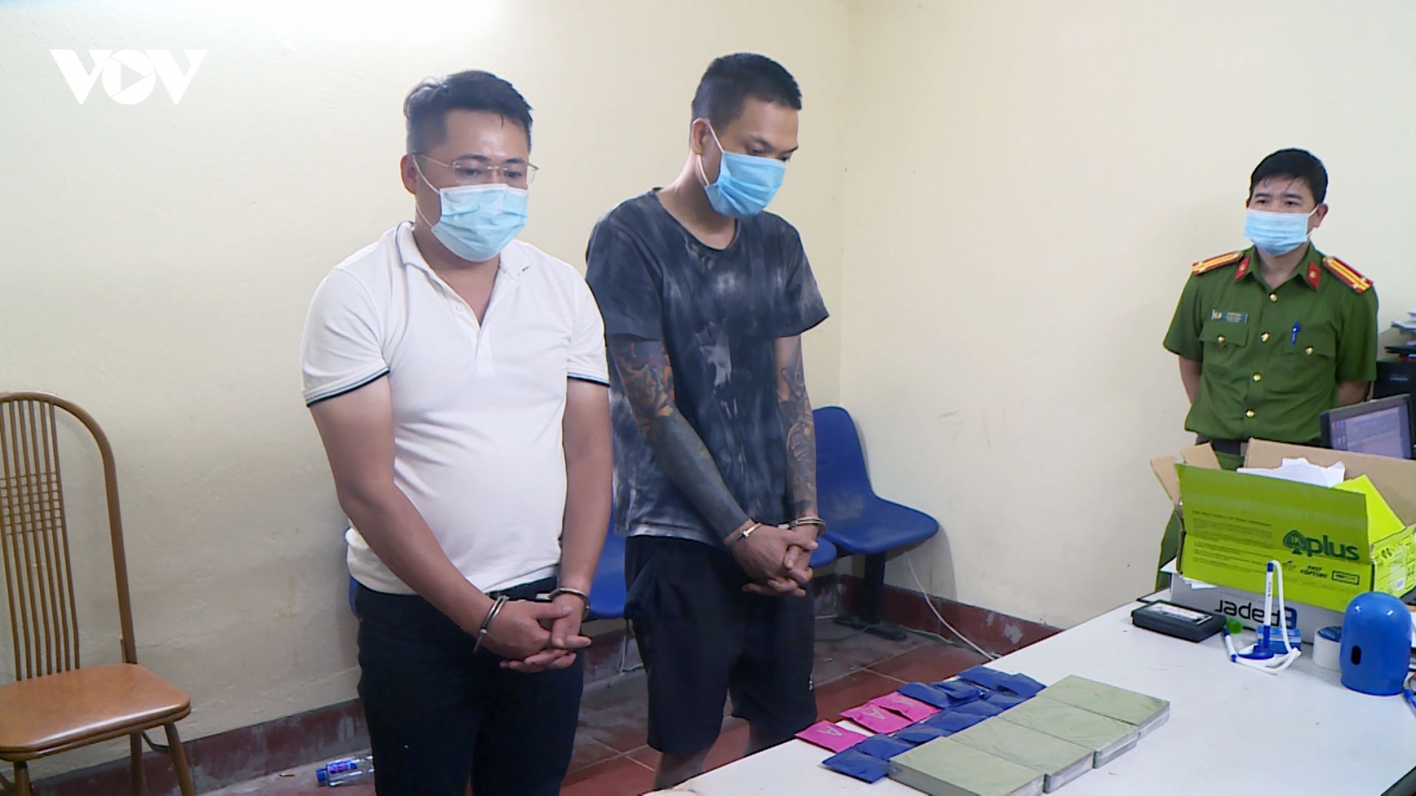 Sa lưới khi đang mua bán 4 bánh heroin, hơn 2.600 viên ma túy