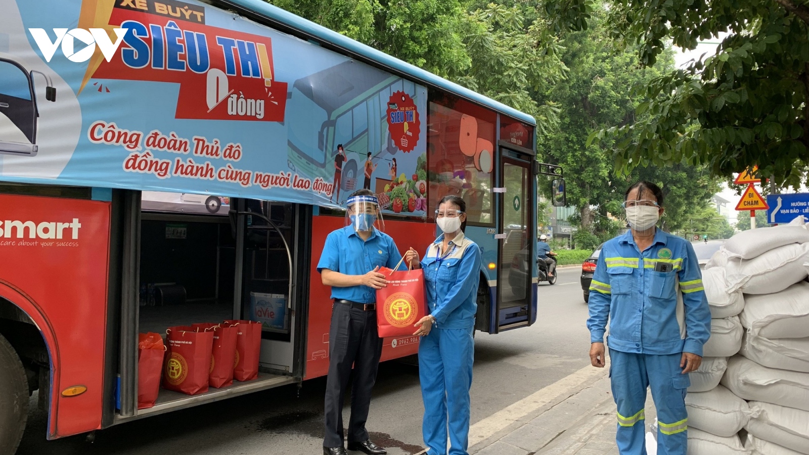 “Xe buýt siêu thị 0 đồng” kịp thời hỗ trợ người lao động Hà Nội ảnh hưởng do dịch Covid-19
